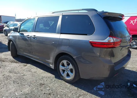 2018 Toyota Sienna Le 8 Passenger z USA, uszkodzony, nr VIN 5TDKZ3DC4JS912455